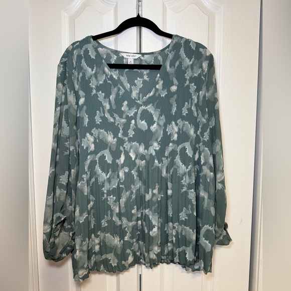 Nine West Tops - NINE WEST - Elegant Chic Business Casual Green and White Patterned Women's Top